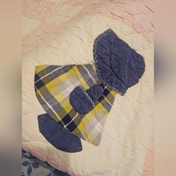 Sunbonnett Quilt 74 by 84 Antique - Picture 10 of 11